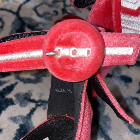 Cape Robbin Sandal’s - Picture 6 of 7